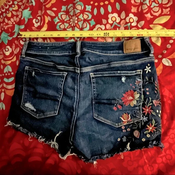 ✨🌺AEO NWOT Floral Embroidered Distressed Short Shorts🌺✨ - Picture 6 of 6
